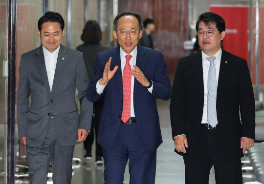 추경호(가운데) 국민의힘 원내대표, 배준영(맨 오른쪽) 원내수석부대표와 장동혁 원내수석대변인이 16일 오전 국회에서 열린 비상대책위원회의에 참석하고 있다.연합뉴스